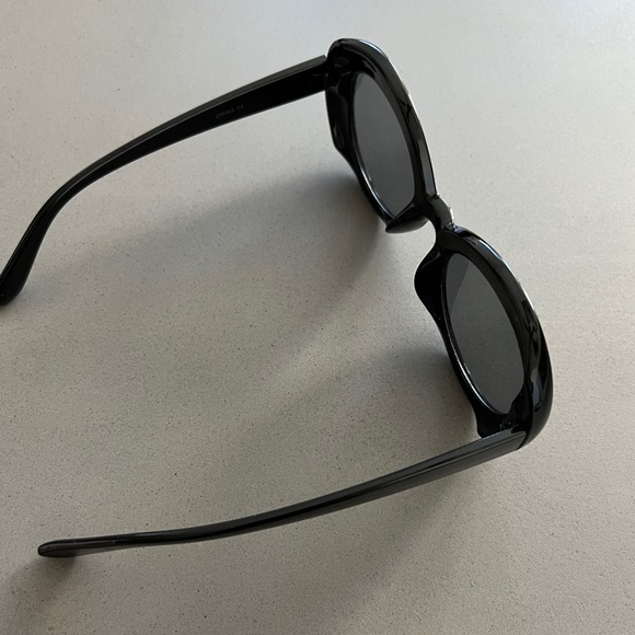 60/70s Inspired Oversized Sunglasses - Picture 3 of 3